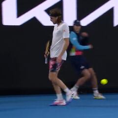 2-0 arriba, con el nº1 a la vista y se te va la cabeza así: el cruce de cables de Tsitsipas