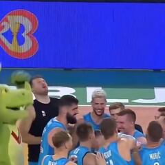 El puñetazo de una mascota a Luka Doncic