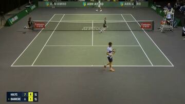 Ni en 100 intentos adivinarían lo que interrumpe este partido de tenis: de locos