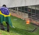Los seguidores de Bolsonaro hacen fuego junto al Congreso de Brasil: este es el documento gráfico