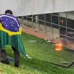 Los seguidores de Bolsonaro hacen fuego junto al Congreso de Brasil: este es el documento gráfico