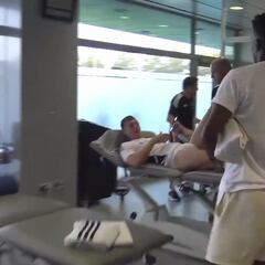 Imagina ser Tchouameni y que Kroos te reciba así en tu primer día en el Madrid: grande el alemán