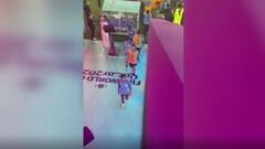 Cavani descarga su ira contra la pantalla del VAR en una imagen que ya está en todo el mundo