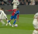 El día para olvidar de Casemiro con esta jugada ante Olise