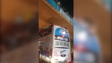 De milagro no termin¨® en tragedia: a Belgrano se le fue de las manos la celebraci¨®n del t¨ªtulo