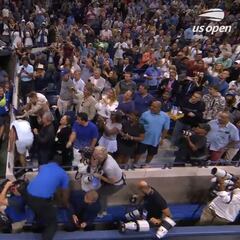 El momento más emotivo: vean a Alcaraz saltar decenas de filas de la grada