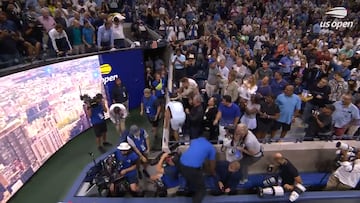 El momento más emotivo: vean a Alcaraz saltar decenas de filas de la grada