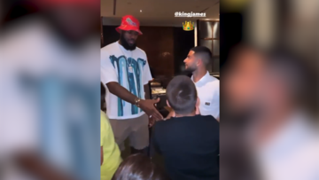 Es TT en EEUU con millones de visitas: el momento que LeBron da la mano a una estrella del f¨²tbol
