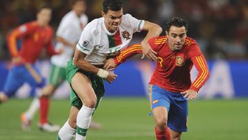 La rocambolesca historia de por qué Xavi le regaló su camiseta a un árbitro en el Mundial 2010