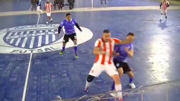 La forma de caer deja a todos paralizados: brutal agresión en fútbol sala