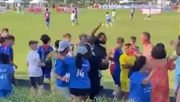 Pelea de padres en un torneo de ni?os: ?uno de ellos intenta acuchillar a otro!