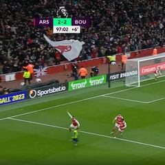 Locura, frenesí y éxtasis total: la escena del gol del Arsenal en el 98′ es épica