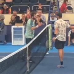 Se saludan en la red tras el partido y sucede esto: tuvo que intervenir el juez