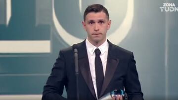El Dibu Martínez rompe a llorar en un final de discurso que hay que ver una y otra vez