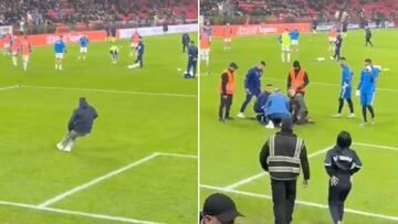 Oficialmente la pedida de matrimonio en un campo de fútbol más surrealista que se ha visto