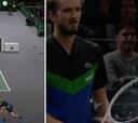 Medvedev destroza su raqueta y juega así los dos siguientes puntos con ella rota