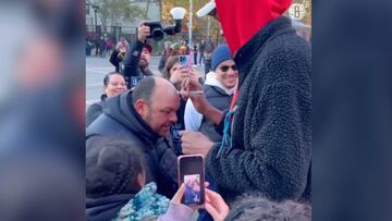 Se la lleva puesta: la firma de Kevin Durant en la cabeza de este aficionado