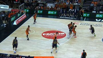 Con el partido ardiendo y la racha en juego Campazzo saco así la varita para ganar