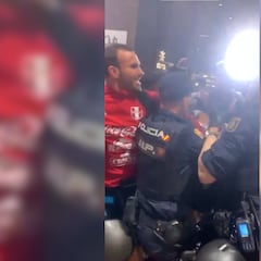 La secuencia es lamentable: tremenda pelea entre jugadores de la selección de Perú y la Policía española