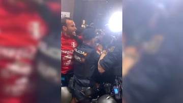 La secuencia es lamentable: tremenda pelea entre jugadores de la selección de Perú y la Policía española