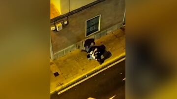 Investigan a un policía en Elche por patear la cabeza de un detenido