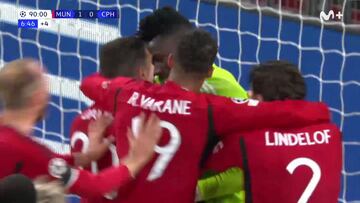 Lleva meses recibiendo palos y ayer hace esto en el 97¡ä para evitar que el United se hunda m¨¢s