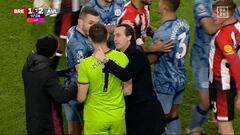 Emery salta corriendo al campo para llevarse por la pechera al Dibu