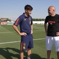 Pedri conoce a Iniesta por primera vez y las redes se dan cuenta de un detalle al instante
