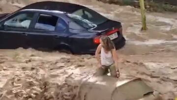 El agónico vídeo de la mujer que queda atrapada por la riada en Zaragoza