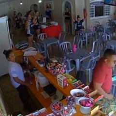 Asaltan un restaurante con un equipo de voleibol completo comiendo
