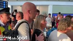 Una multitud de tifosi acorrala al árbitro de la final de la Europa League en el aeropuerto: tuvo que pasar momentos de terror