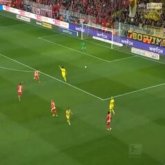 ¿Mala suerte o el error más grave del año? Vean la que preparó el portero del Dortmund