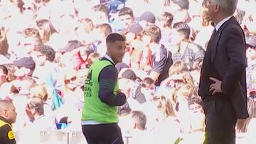 El gesto de Hazard al banquillo cuando Ancelotti le manda calentar