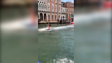 El alcalde de Venecia reclama a estos “idiotas” y ofrece “una cena” como recompensa