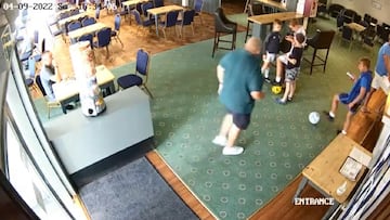 Un hombre va a vacilar a un niño con un balón en una tienda: el desenlace es tremendo