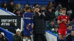 Cuando los nervios te traicionan: la divertida escena entre el árbitro y la nueva joya del Chelsea antes de debutar