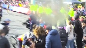 Espeluznante caída de Evenepoel justo tras ganar la etapa: el golpe con una auxiliar es tremendo