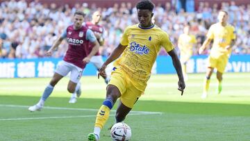 Gerrard se lleva el primer duelo de banquillos contra Lampard