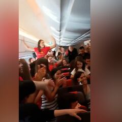 Fiesta, golpes y canciones: la Selección celebra en el avión de vuelta a España