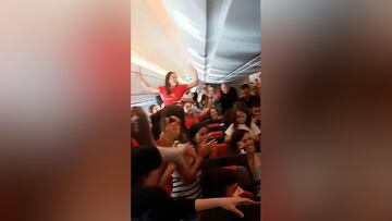 Fiesta, golpes y canciones: la Selección celebra en el avión de vuelta a España