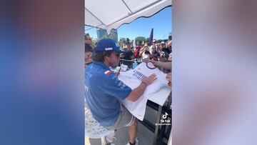 El madridismo, rendido a los pies de Alonso: su gesto viral al firmar una camiseta del Madrid