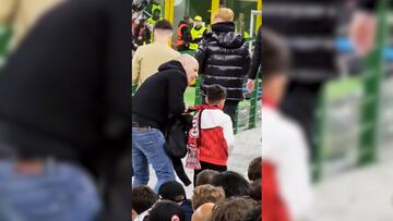 Millones de visitas y un final apoteósico: Un niño y su padre del Milan tras perder el derbi de Champions
