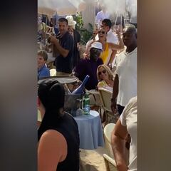 El DJ de un restaurante se da cuenta de que está Jordan y lo que pasa después es brutal