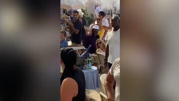 El DJ de un restaurante se da cuenta de que est¨¢ Jordan y lo que pasa despu¨¦s es brutal