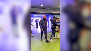 Ronaldinho pierde los papeles y pega a un YouTuber: millones de visitas en horas