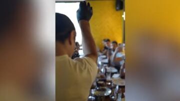 Tremenda la reacción de toda la Roja al ver como Salt Bae alimentaba al nuevo del grupo