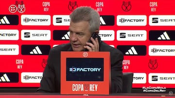 Llaman al teléfono a Aguirre en plena rueda de prensa: es único