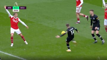 ¿Qué está pasando en la Premier? Increíble una vez más que esto no sea penalti