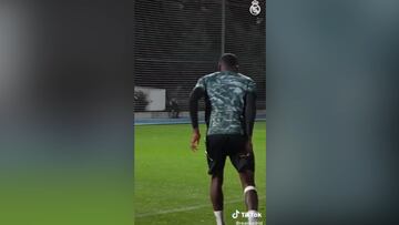 Rüdiger dispara y comienza a sentir molestias: lo que sucede después es de genio total