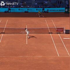 Miren la pelota, dónde está Alcaraz y luego intenten darle una explicación lógica a lo de este chico